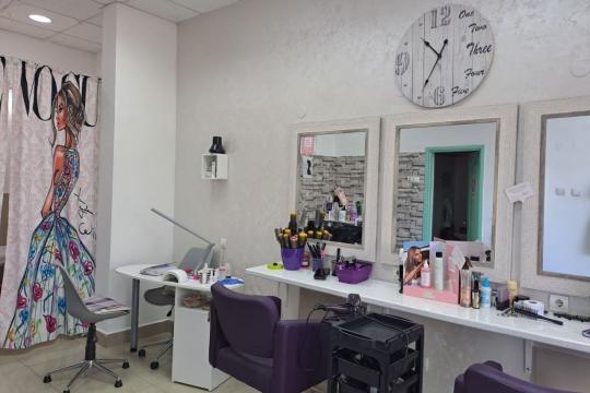 Potreban muško ženski frizer