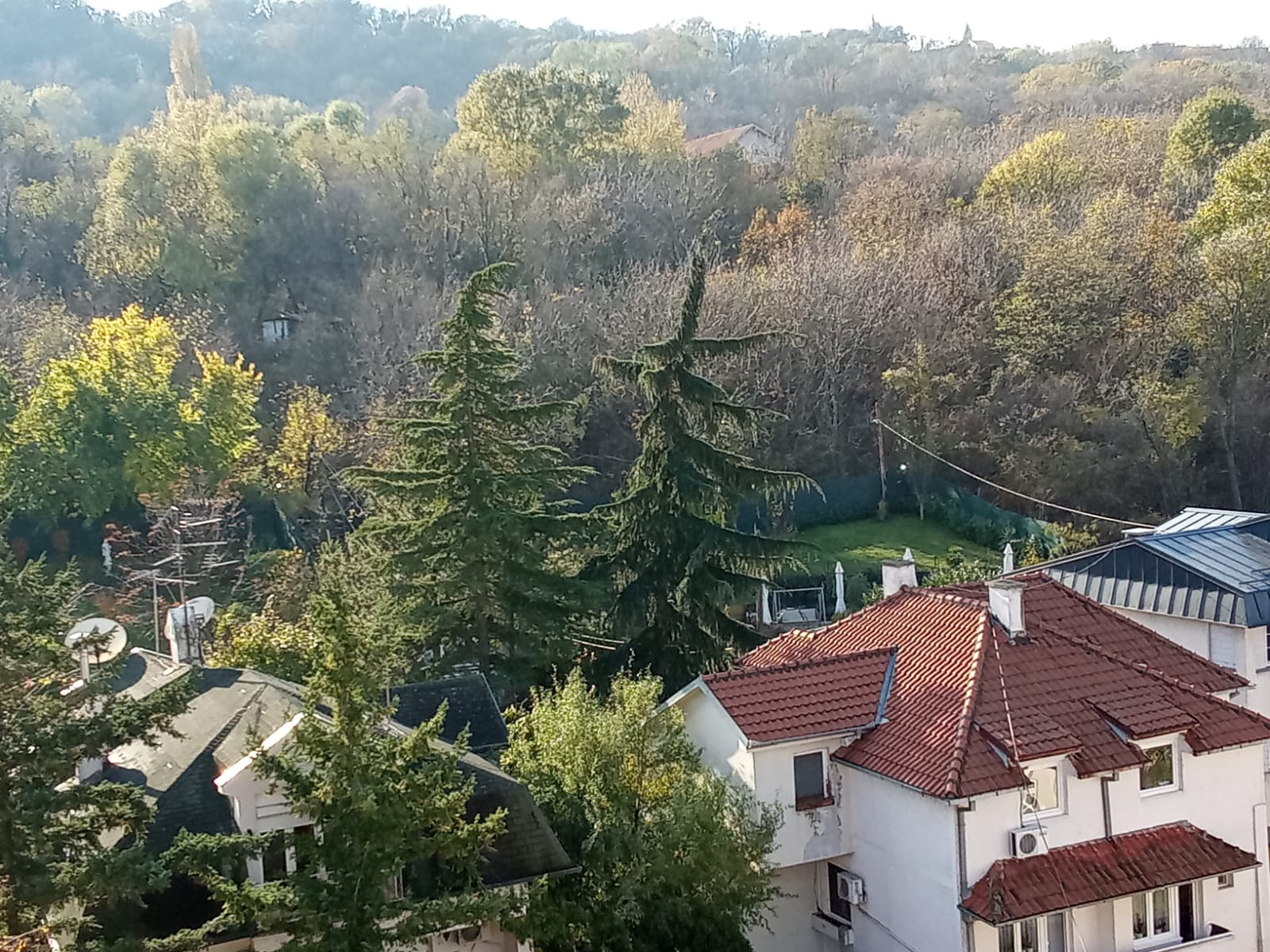 Kauf einer Wohnung mit Terrasse in Belgrad Suche nach Wohnimmobilien Auf der Suche nach einer Wohnung, einer Garsoniera, einem Studio, einer Maisonette, einem Duplex, einem Loft oder einem Apartment in einem Wohn- oder Stadtgebiet von Belgrad, das über eine große Terrasse verfügt. Dies dient dem Bau eines Winterhauses mit Ganzglaspavillon für ganzjähriges Wohnen und einen grünen Garten. Einschließlich Kamin für feste Brennstoffe oder Gas. Mein Budget für dieses Projekt beträgt bis zu 150.000 Euro, angefangen bei 60.000 Euro für eine kleine Garsoniera. Es besteht die Möglichkeit des Umtauschs gegen meine 52 m² große 2-Zimmer-Wohnung in der Juhorska-Straße, Karaburma, die jetzt für 124.000 E zum Verkauf steht, wobei der Differenzbetrag in bar oder in Bitcoin bezahlt wird. Das Eigentum muss registriert und legalisiert sein. Bitte schreiben Sie mit Ihrem Angebot an flat.karaburma@gmail.com Vielen Dank für Ihre freundliche Aufmerksamkeit.