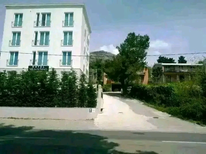 IZDAJEM APARTMAN OD 54 M2 SA ODVOJENOM SPAVACOM SOBOM ,DNEVNOM SOBOM KUHINJOM , KUPATILOM ,PARKING ZA KOLA ,WIRELESS, KLIMA I TV I DVA BALKONA SA POGLEDOM NA MORE