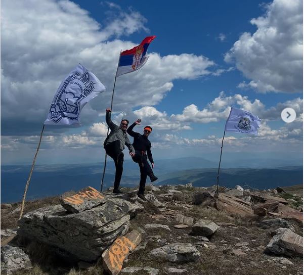 Aleksandar iz Surdulice i Lazar iz Bujanovca sa studentskim zastavama na vrhu Dukat planine – OGLASI BUJANOVAC