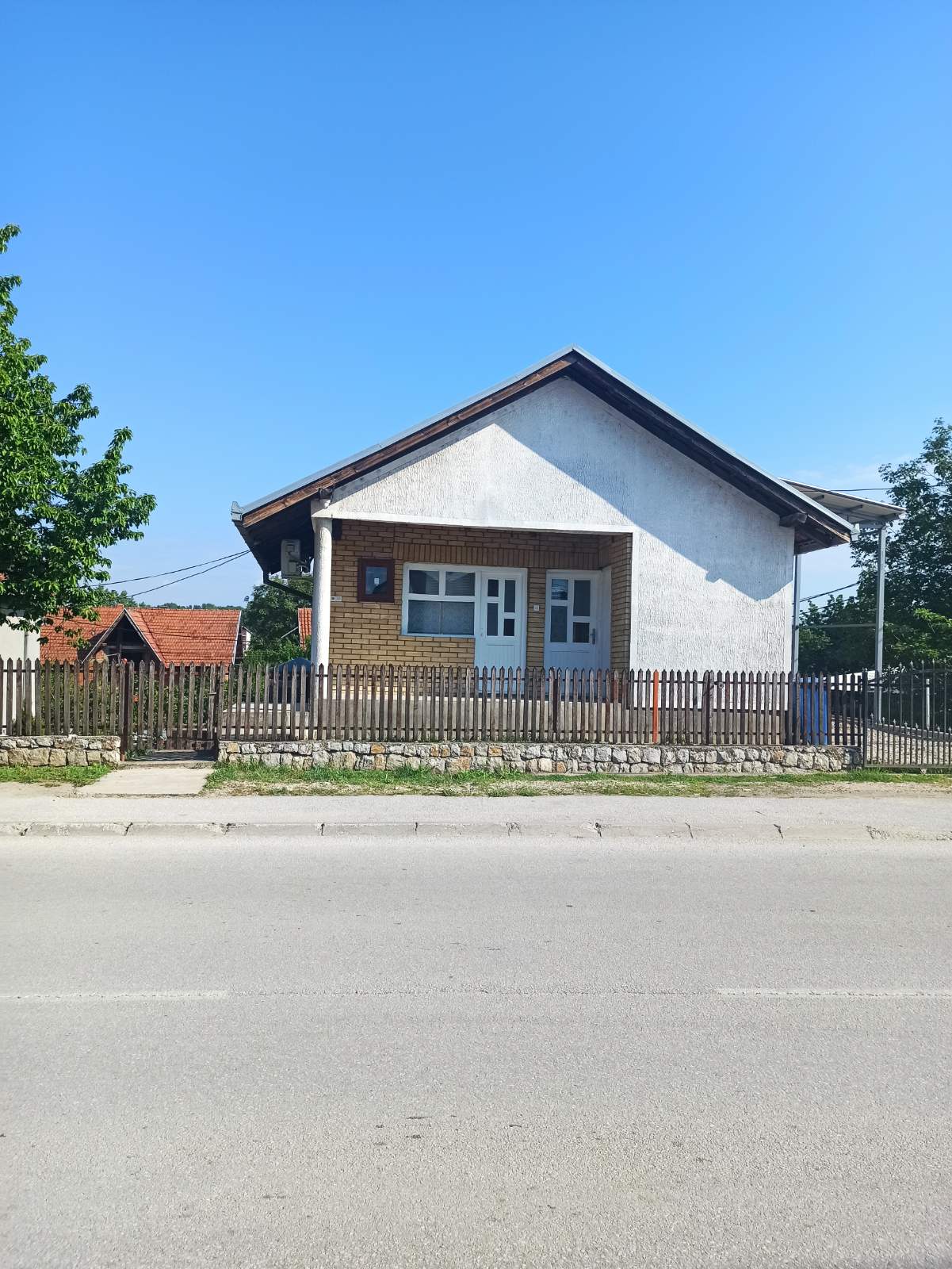 Izdajem lokal/poslovni prostor