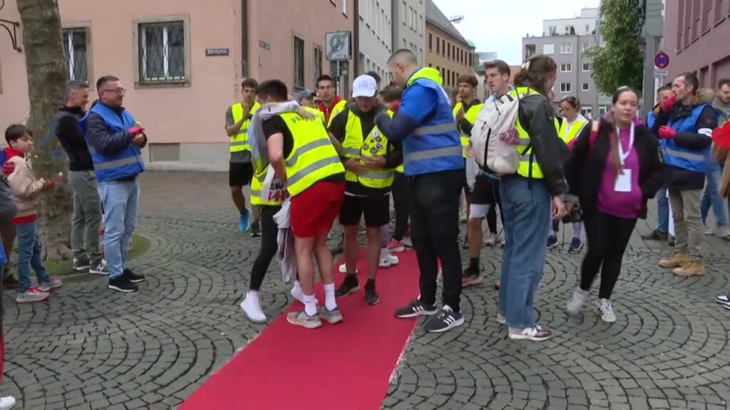 Studenti ultramaratonci stigli do nemačkog Augzburga: Buka u znak dobrodošlice i čitanje imena poginulih u Novom Sadu – OGLASI GADŽIN HAN
