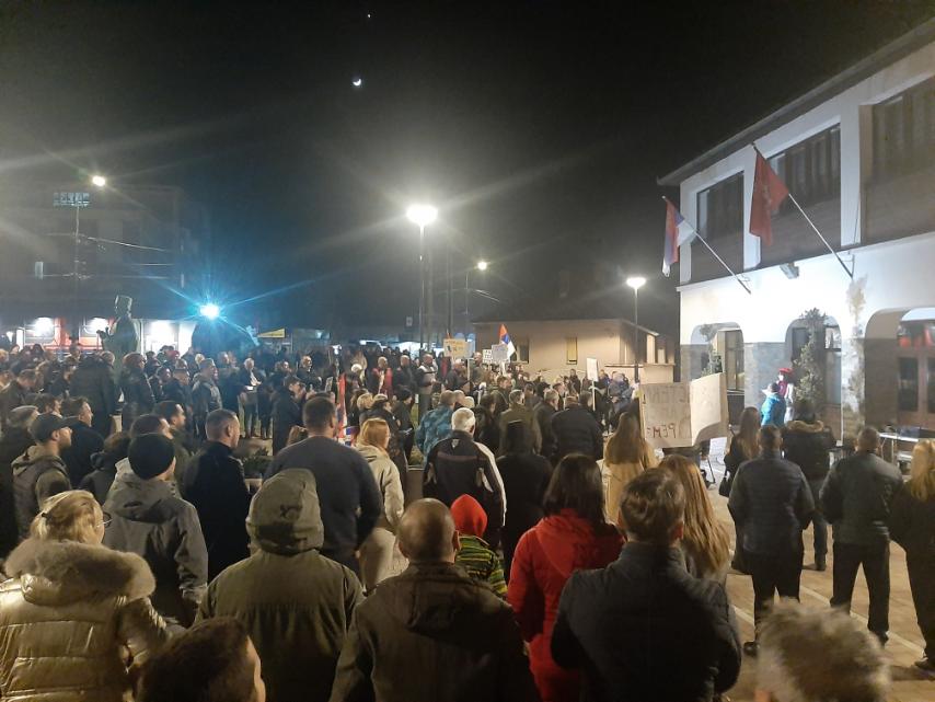 Knić “zborno mesto” studenatima iz Novog Pazara, Raške, Kraljeva, Čačka i Gornjeg Milanovca na putu za Kragujevac – OGLASI KNIĆ