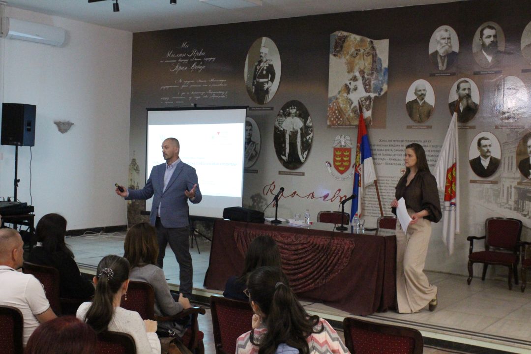 ОДРЖАНА ИНТЕРАКТИВНА ТРИБИНА „ПРЕВАЗИЛАЖЕЊЕ СТРЕСА КОД ДЕЦЕ И РОДИТЕЉА“ – OGLASI KRALJEVO