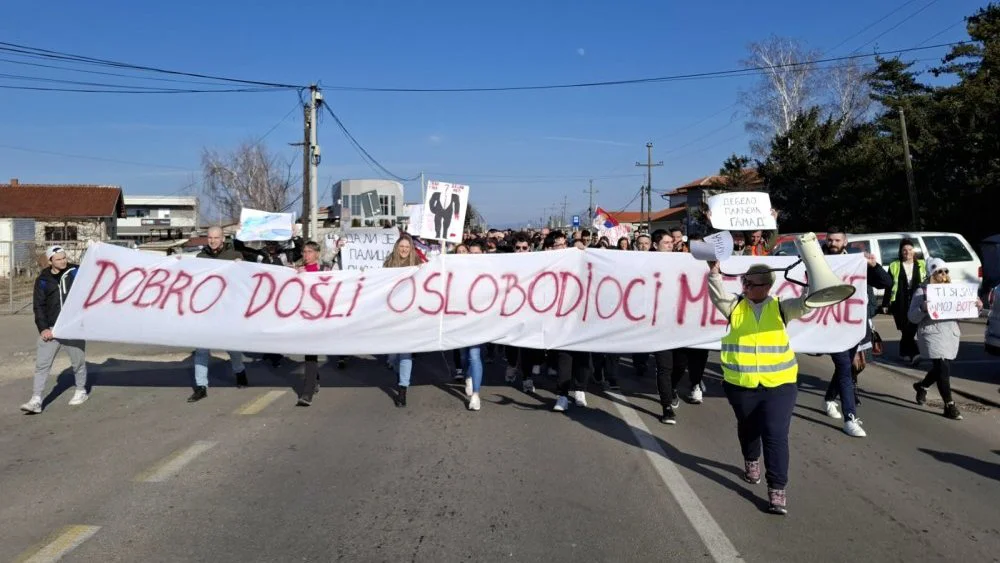 “Dobro došli oslobodioci Merošine”: Studenti u blokadi, njihovi profesori i građani pešačili od Niša – Društvo – OGLASI MEROŠINA