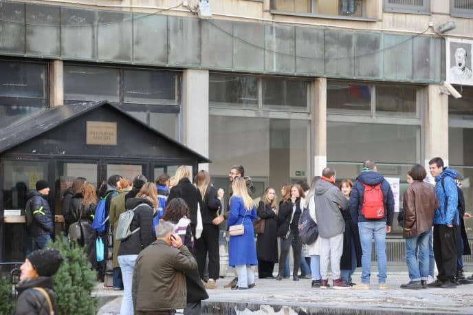 POLITIČKI CILJEVI SE ISTIČU KAO SVRHA BLOKADA! Oglasili se legitimni predstavnici studenata – pitanje ja jasno: Šta je zapravo cilj blokade fakulteta? – OGLASI ODŽACI