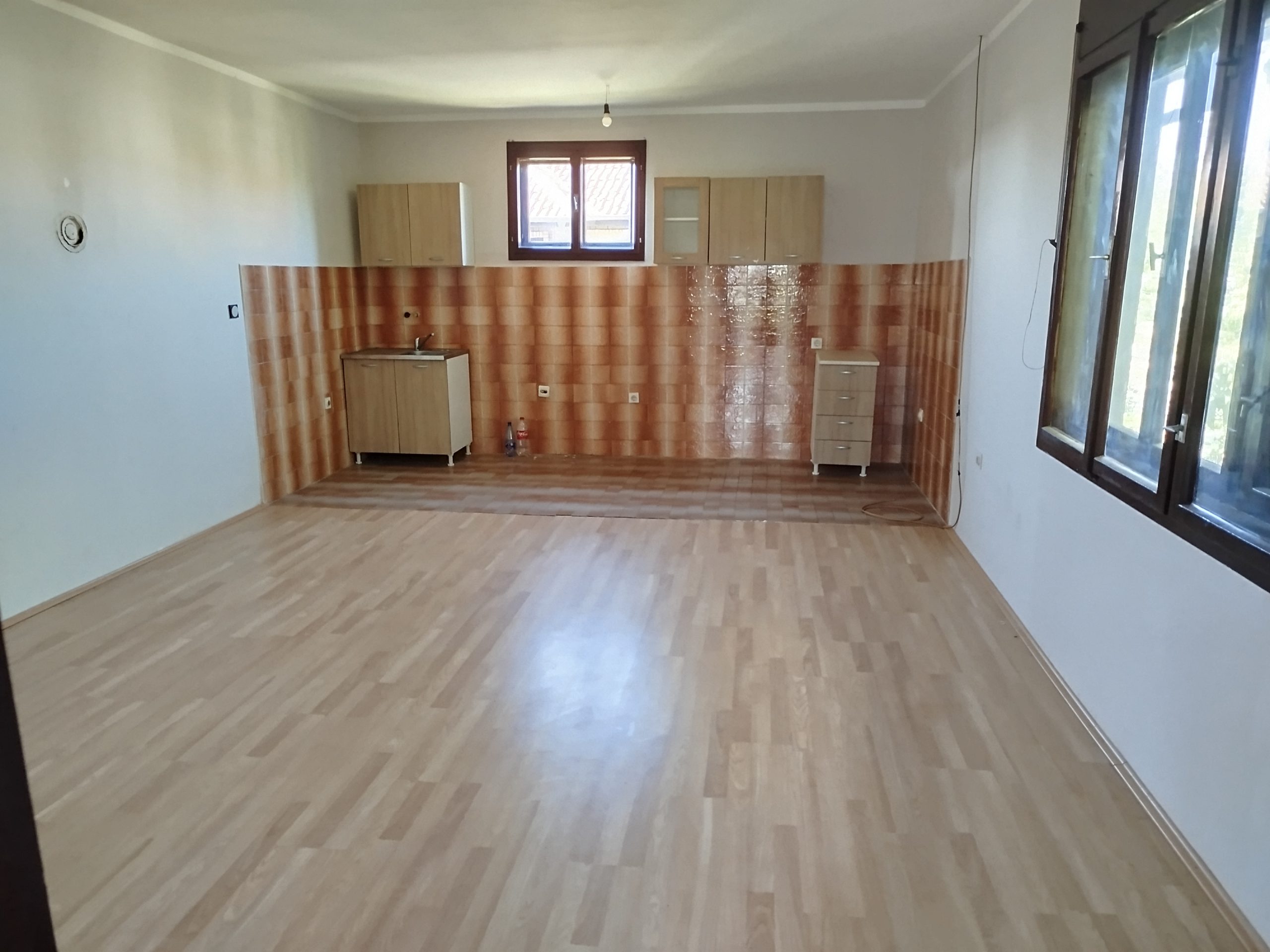 IZDAJEM SPRAT U KUCI