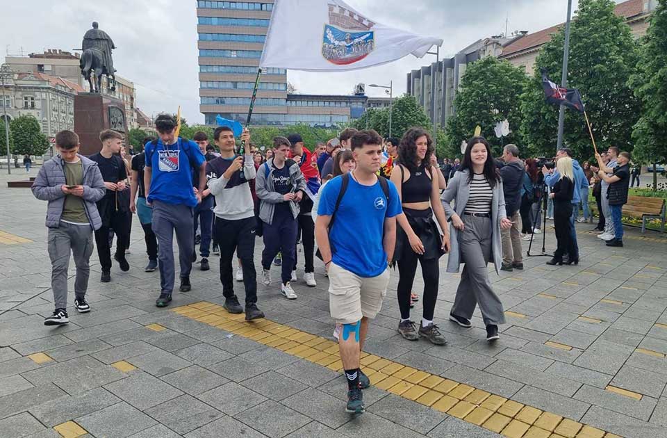 Gimnazijalci krenuli pešice na protest srednjoškolaca u Novom Sadu – OGLASI ŽABALJ
